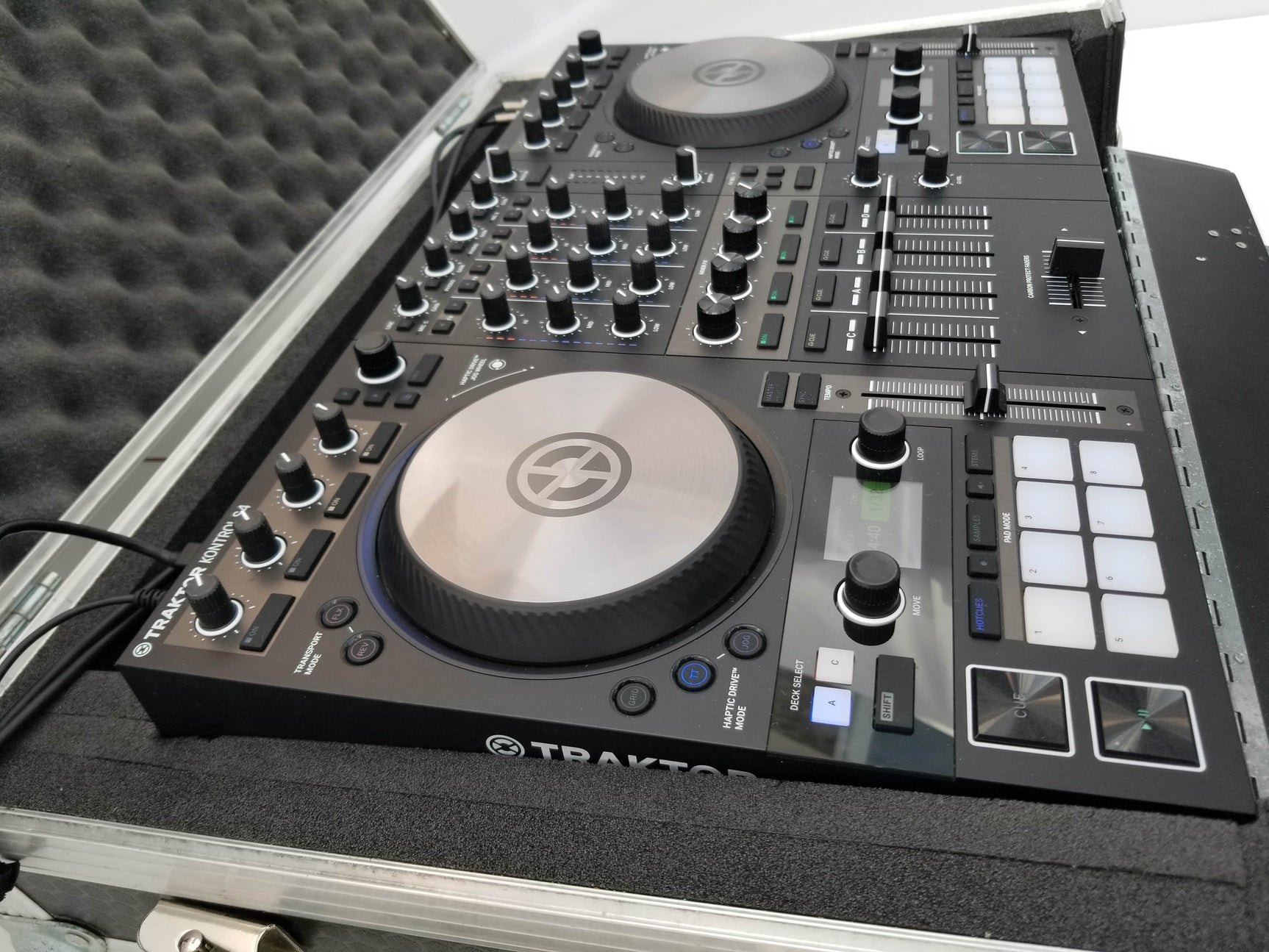 NATIVE INSTRUMENTS TRAKTOR KONTROL S4 MK3